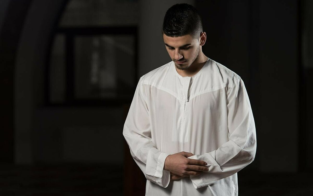 Ophef over school die jongen (15) met djellaba naar huis stuurt: racisme of logische handhaving?