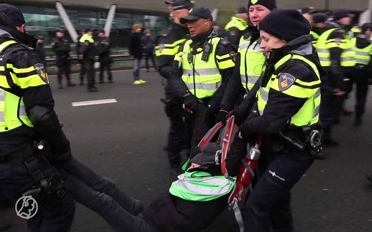 Video: Klimaatdemonstratie A10 beëindigd, 300 man opgepakt