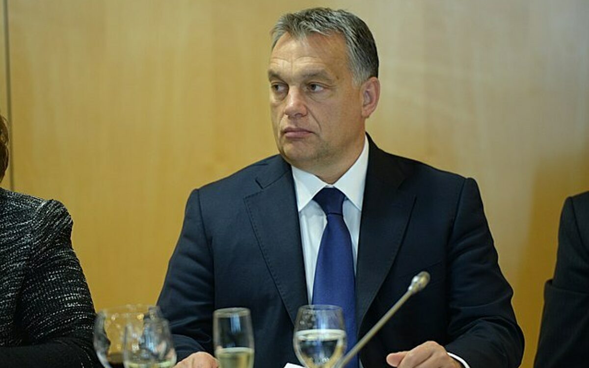 VIDEO: Tienduizenden mensen protesteren tegen president Orban in Boedapest