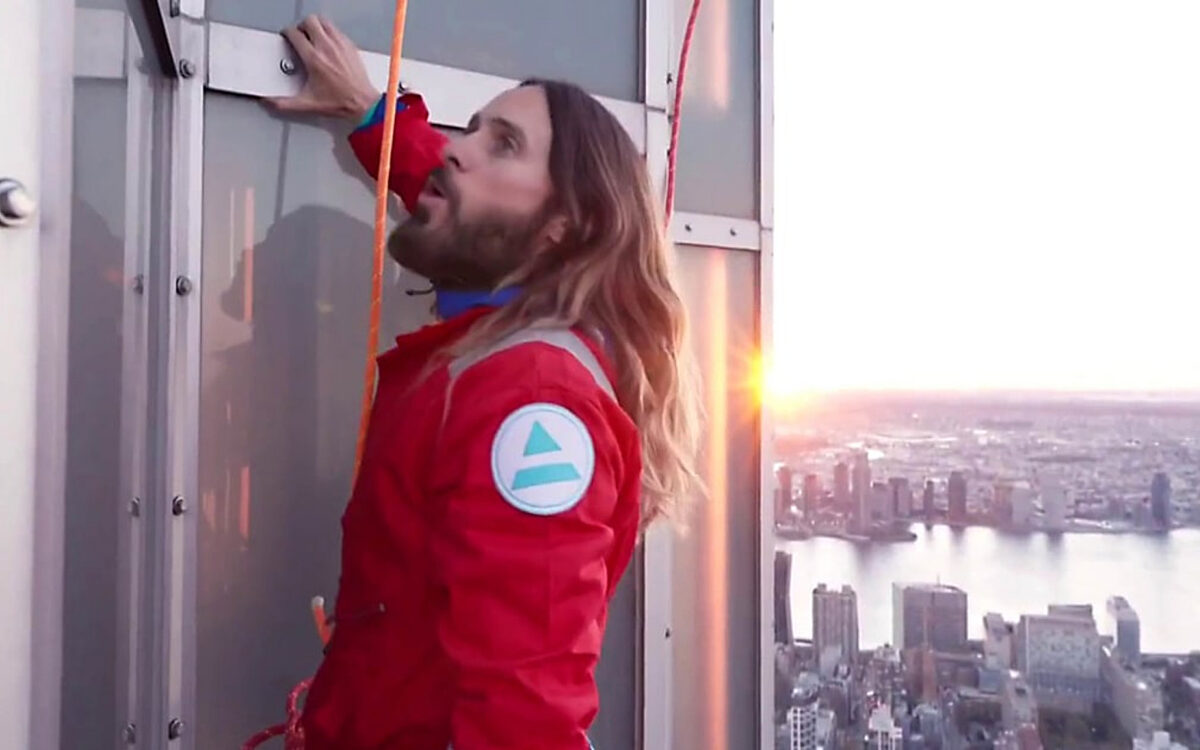 Zanger en acteur Jared Leto (51) beklimt Empire State Building (aan de buitenkant)