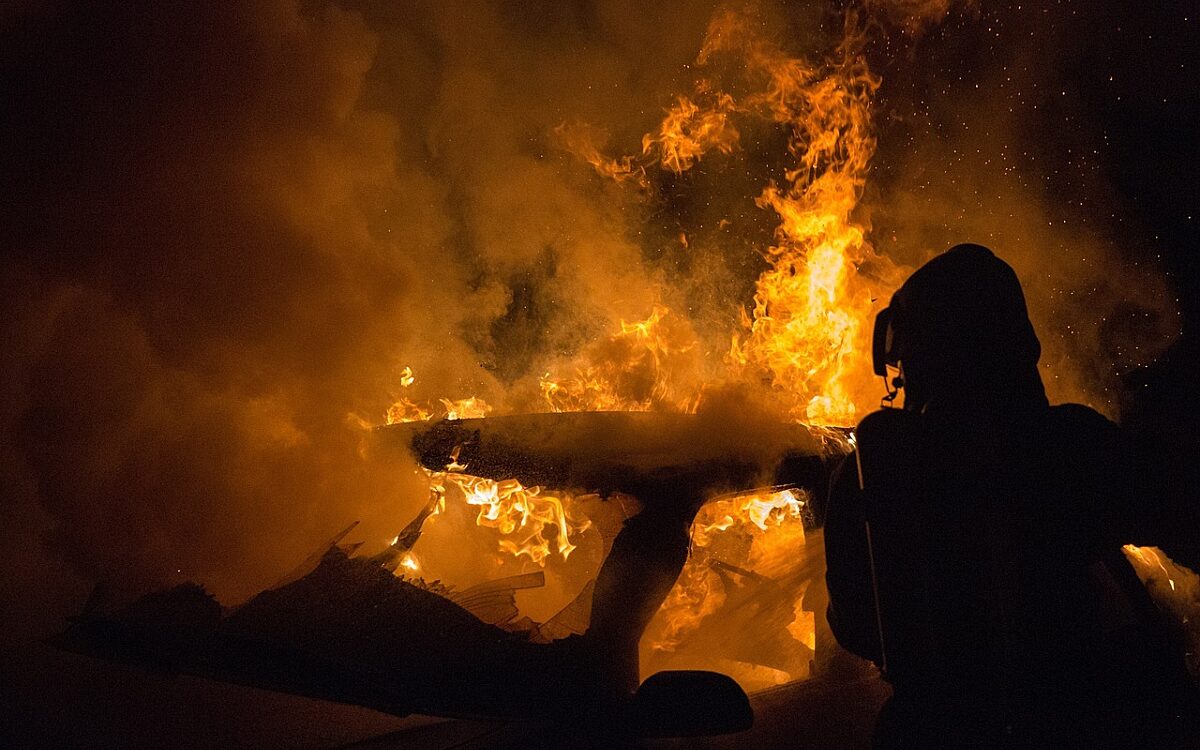 Held van de week: wielrenner redt bestuurder uit brandende auto in Kortenhoef