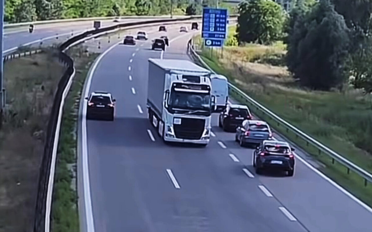 Spookrijdende vrachtwagen is niet van plan de vluchtstrook te pakken