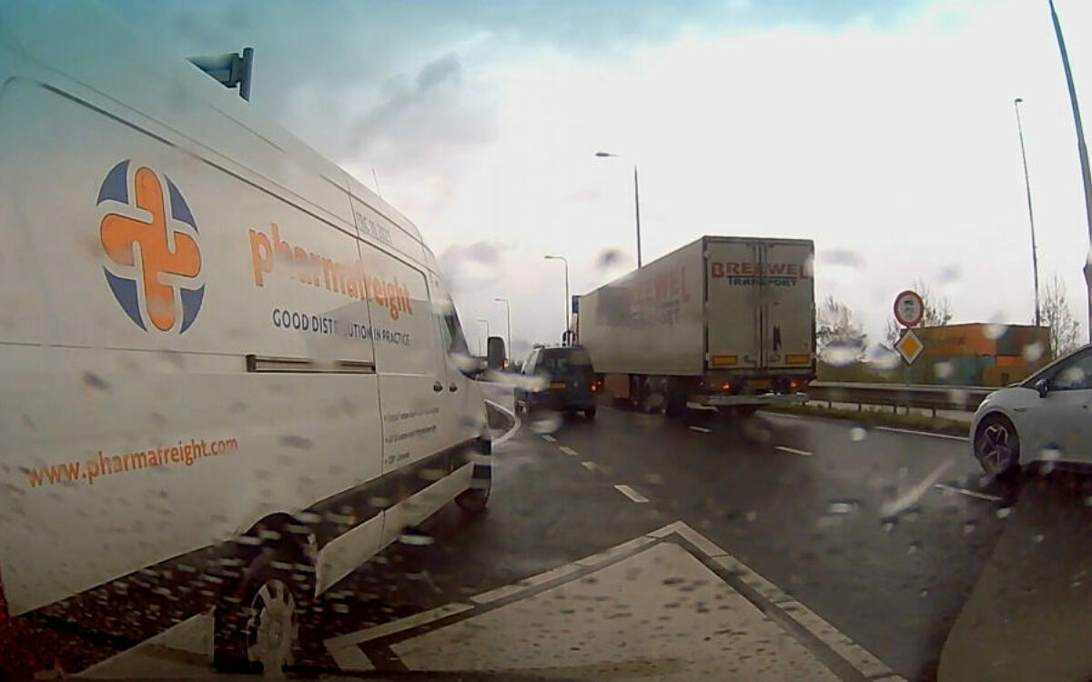 Busje neemt verkeerde afslag en lost dit op vrij asociale wijze op
