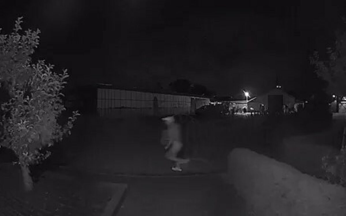 Beelden: ’Poolse man’ rent meerdere keren naakt door Den Dungen, bewoners stomverbaasd