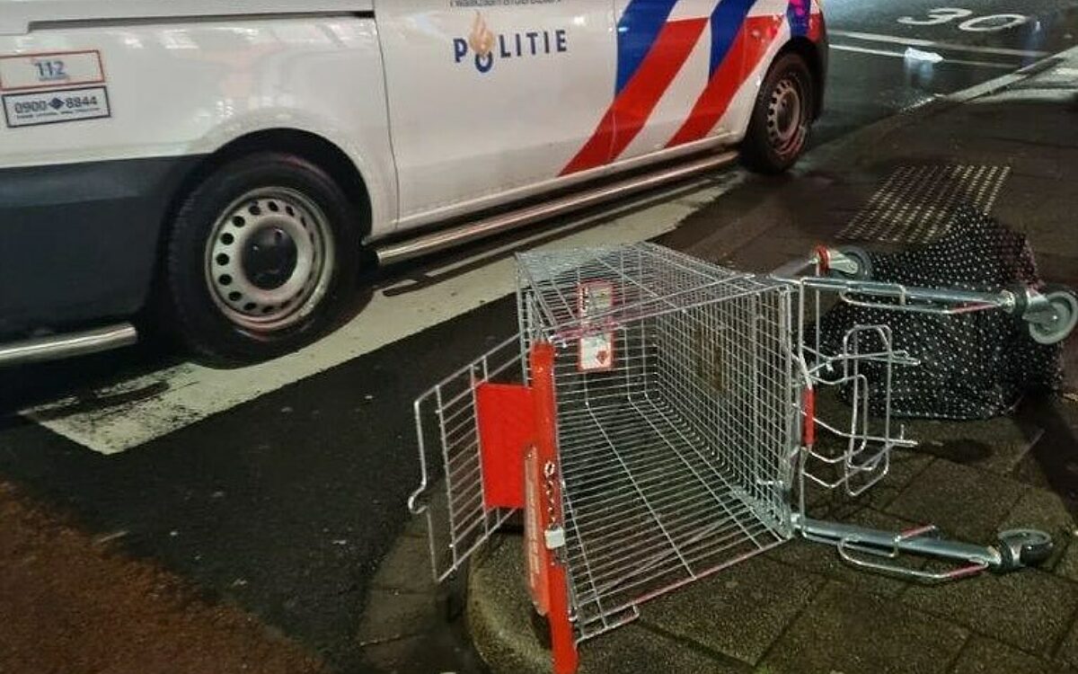 Jongeren gooien winkelwagen bovenop vrouw vanaf loopbrug Rotterdam