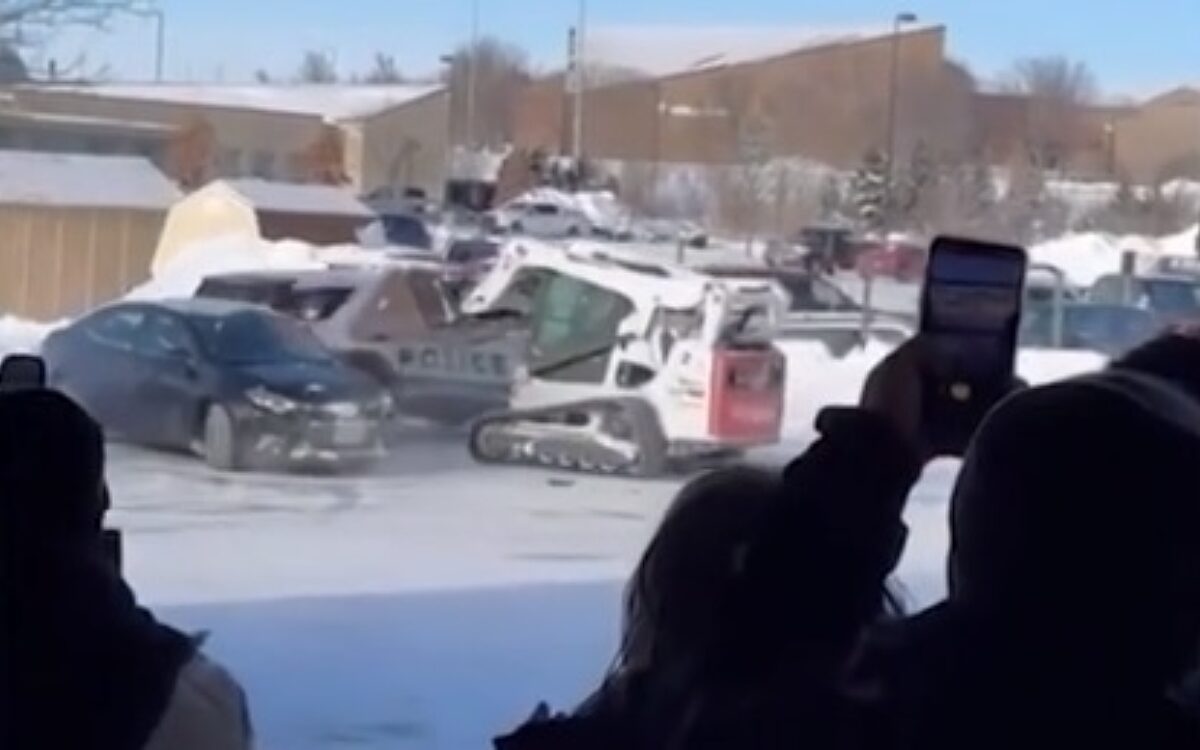 Man in shovel sloopt alles bij bizarre achtervolging in Nebraska
