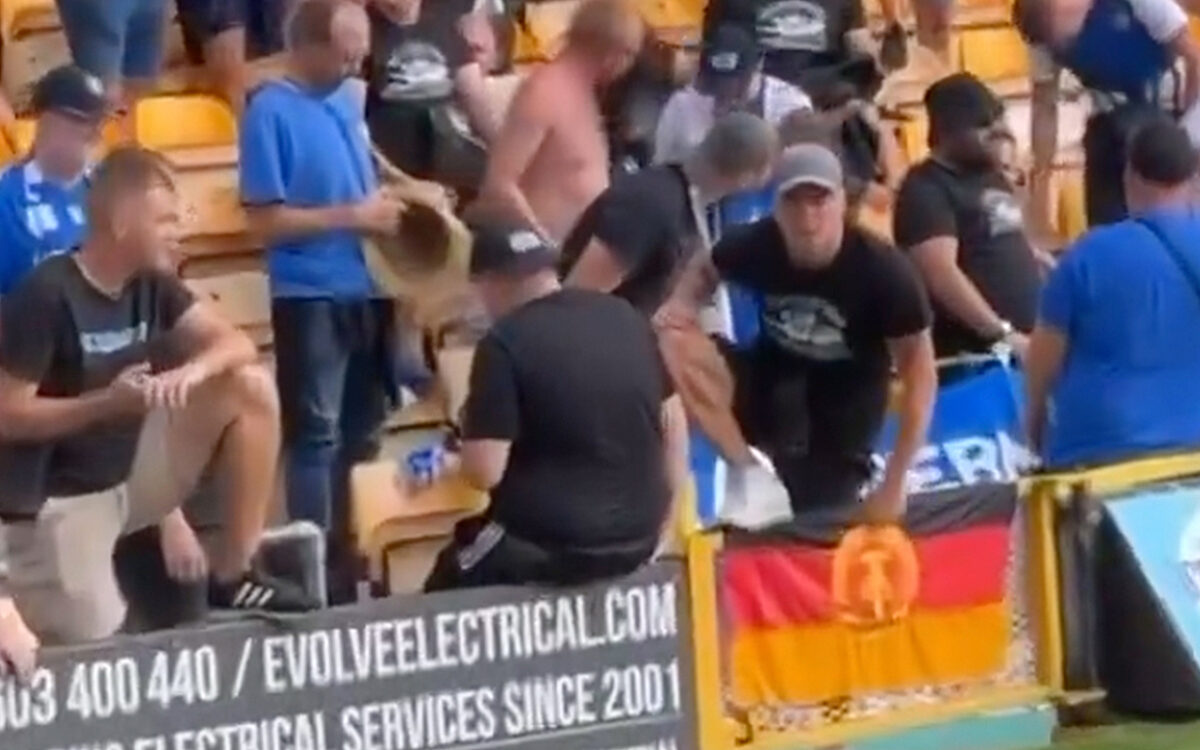 Woedende voetbalsupporter toont z'n geslachtsdeel aan supporters van tegenstander
