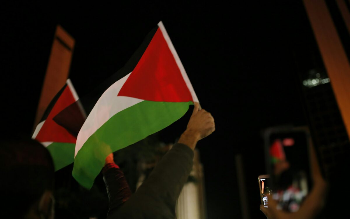 Holocaust-overlever opent Nationaal Holocaust Museum onder gejoel van Palestina-demonstranten