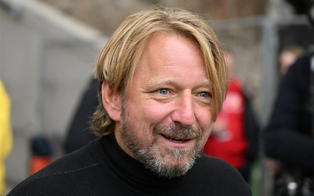 Olie op het Ajax-vuur: 'Sven Mislintat stormde trainingscomplex binnen om vertrek Steijn aan te kondigen'