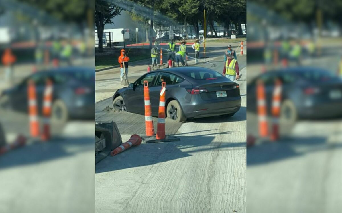 VIDEO - Oeps! Tesla rijdt zich vast in vers beton