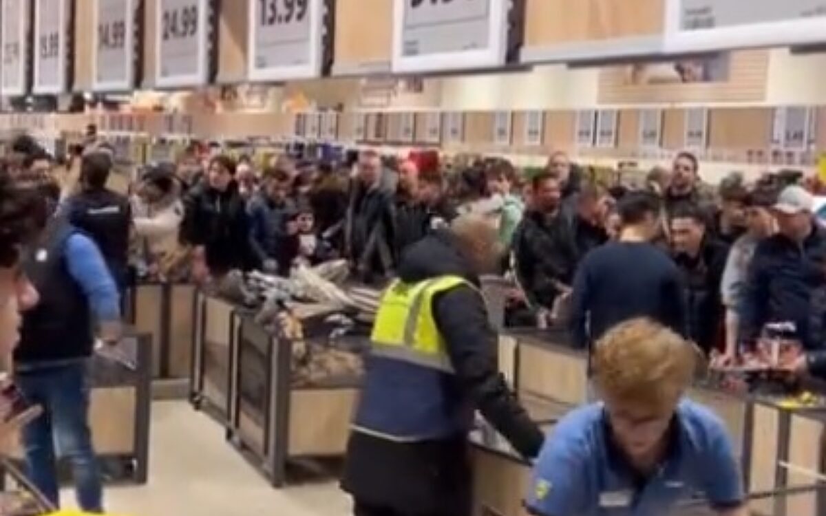 Video: Vuurwerkshoppende Nederlanders met elkaar op de vuist in Duitsland