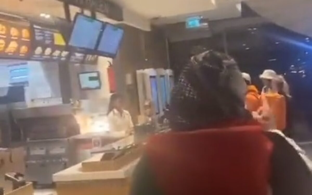 Video: Anti-Israël-demonstrant schopt stennis in McDonald's