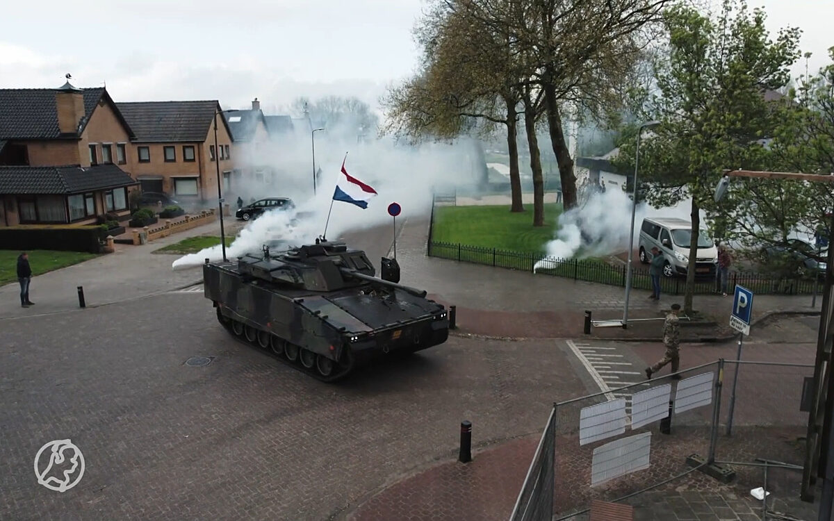 Hierom reed er een 'tank' door de straten van Urk