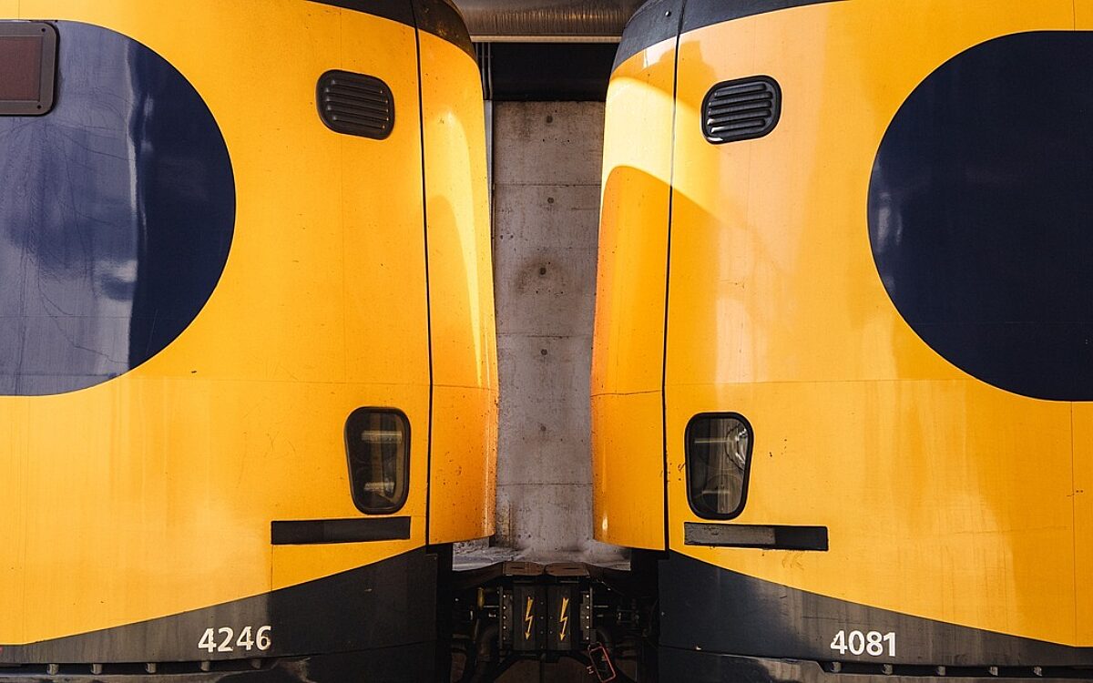 Zwartrijder die bovenop trein sprong en meeliftte opgepakt bij Schiphol