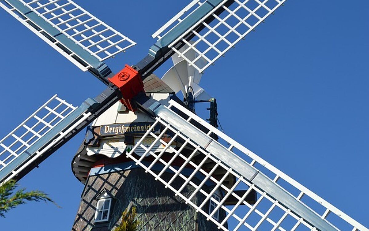 Man op leeftijd valt van metershoge molen in Ommen