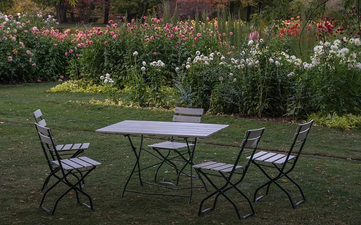 Buiten zitten in een functioneel ingerichte tuin