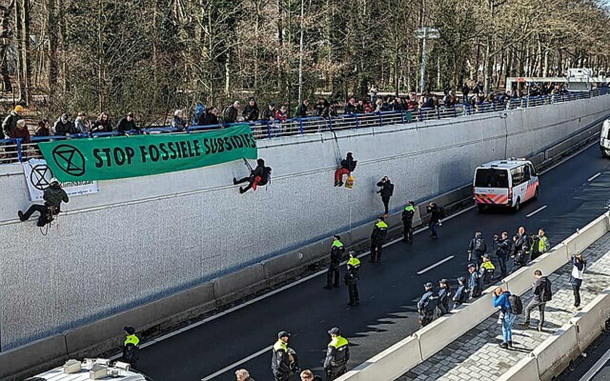 Zien: Politie blokkeert demonstranten van Extinction Rebellion