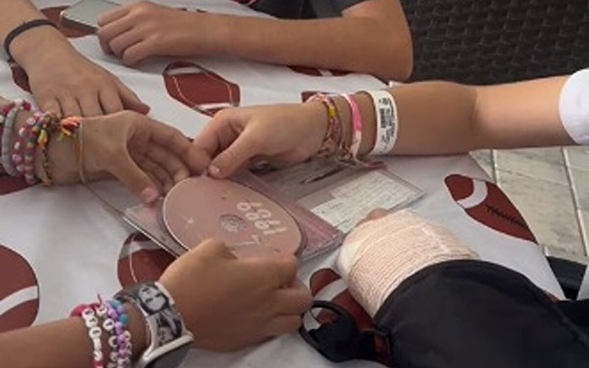 Video: Kinderen proberen CD uit te vogelen, 'Is dit een knopje?'