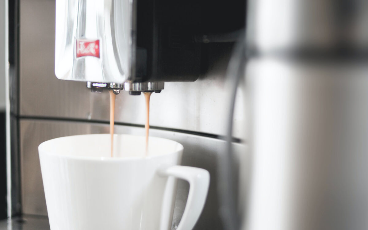 Deurwaarders veilen koffieautomaat en koelkast van Belgische staatssecretaris