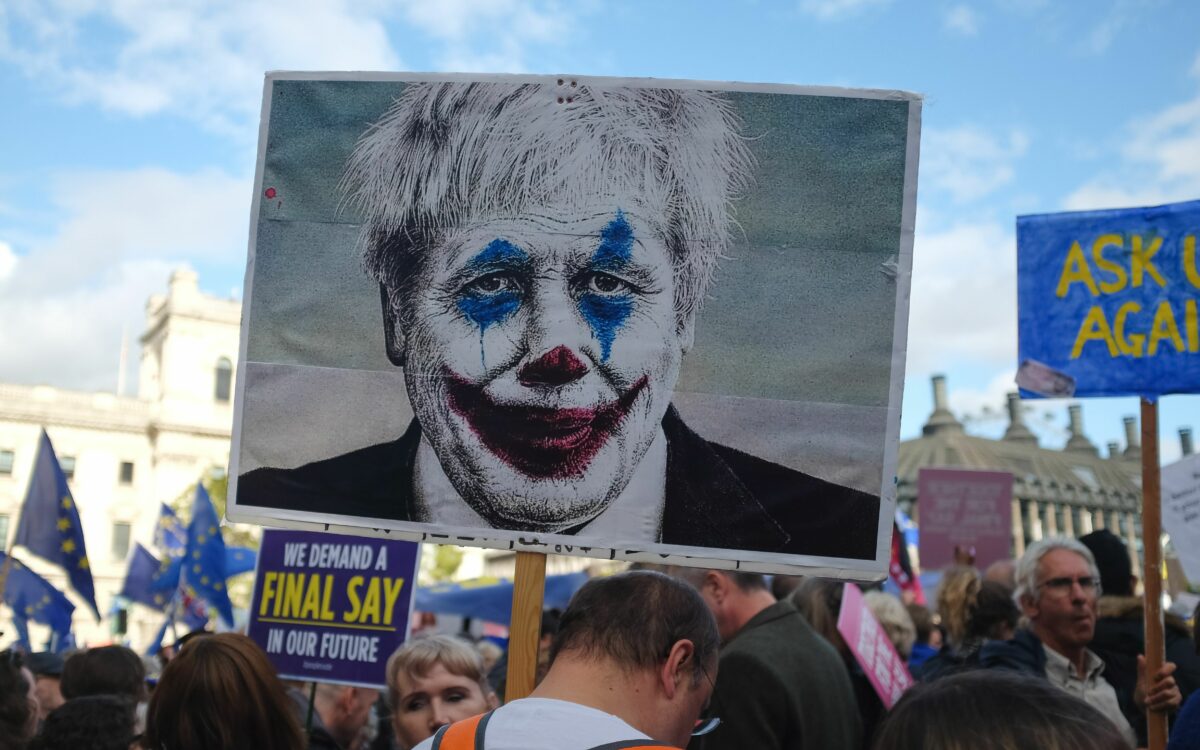 'Boris Johnson wilde Leidse vaccinfabriek binnenvallen met Brits leger'