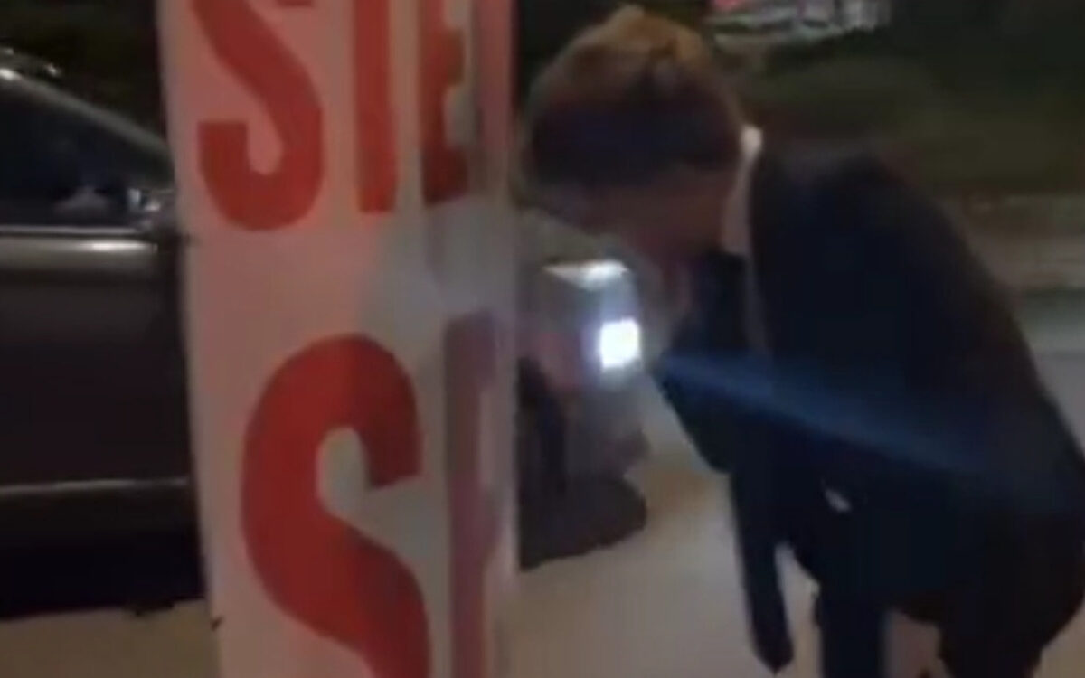 Student kotst (letterlijk) over SP-poster