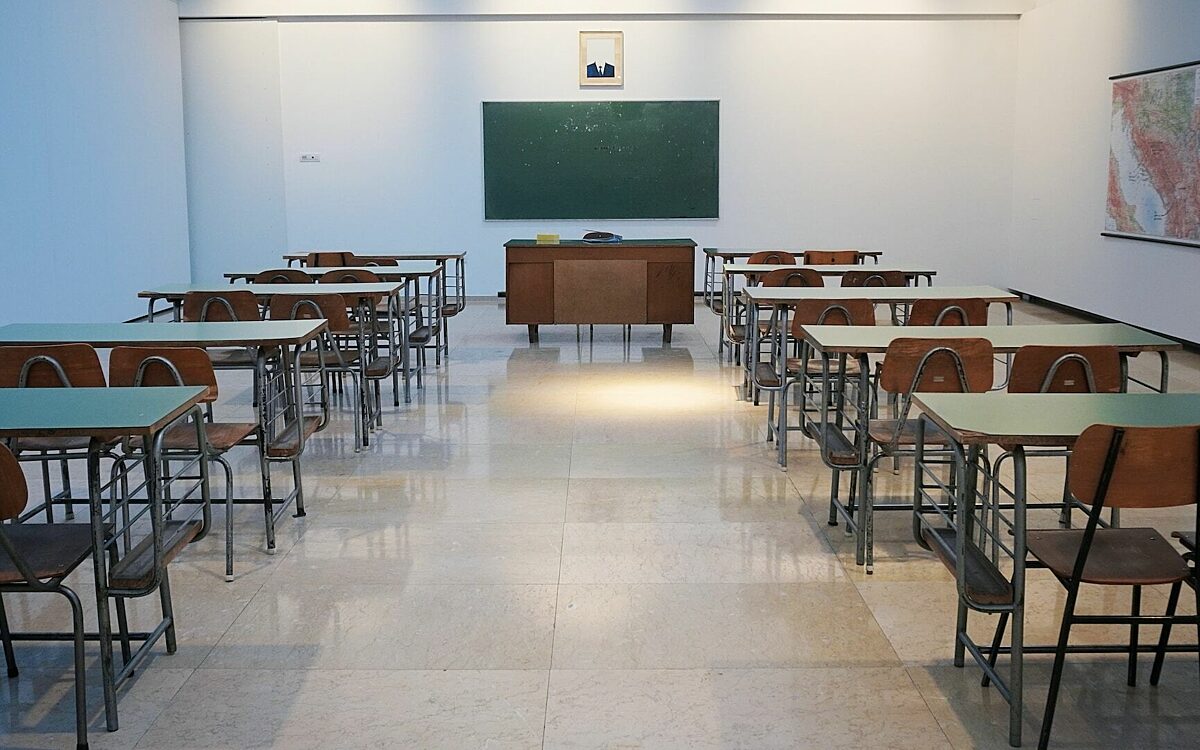 Franse politie valt school binnen en arresteert jongen (14) omdat hij trans meisje bedreigde