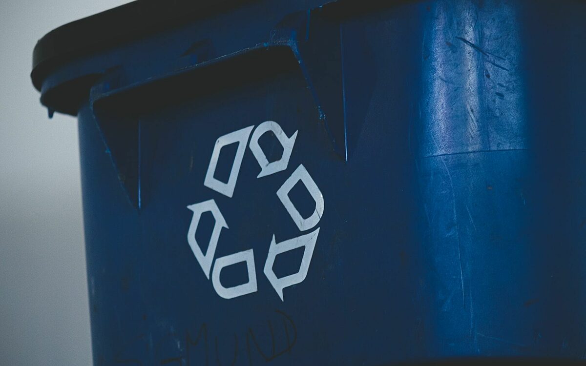 Man hele nacht vast in ondergrondse kledingcontainer