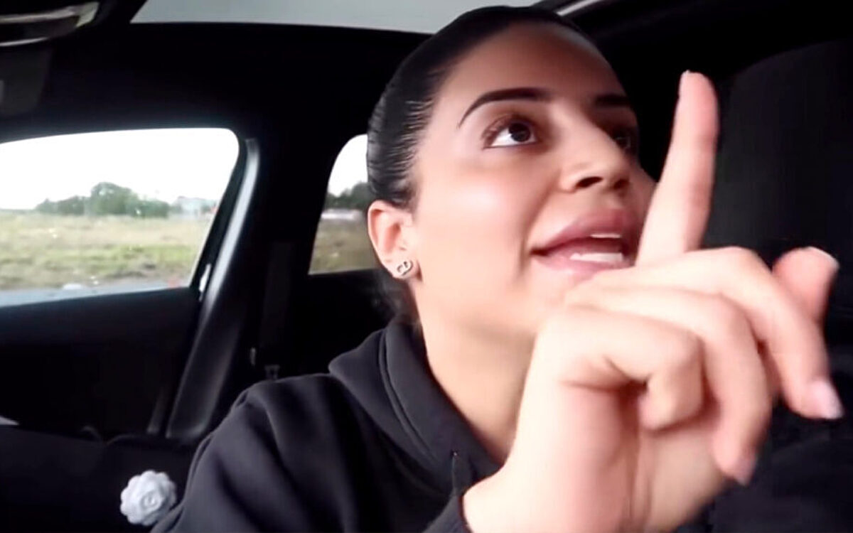 Selma Omari ramt auto en filmt zonder pardon de ruzie met slachtoffer