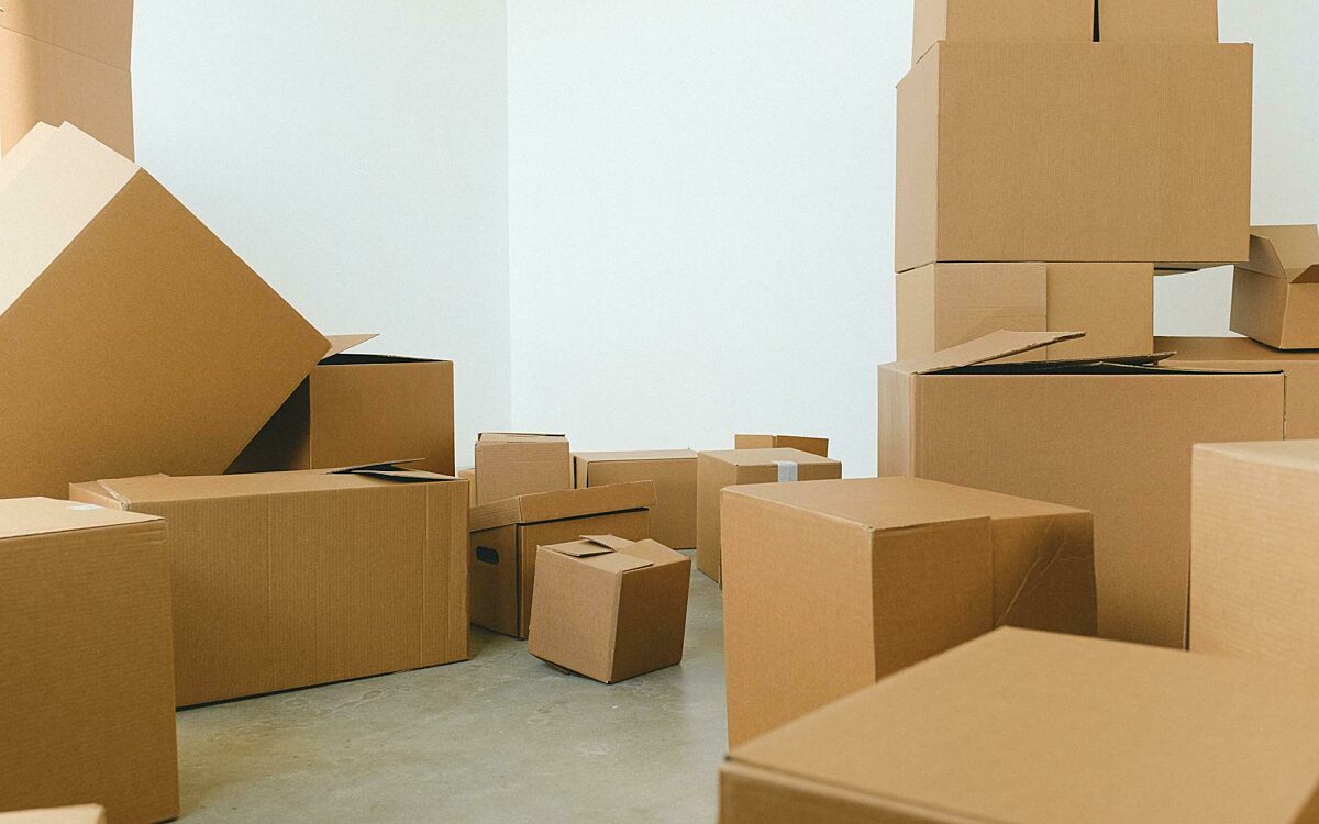Asielzoekers werken illegaal bij postbedrijf, duo verstopt zich op wc