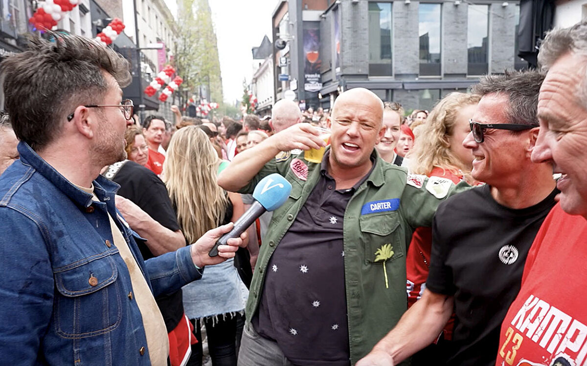 Bezopen PSV-fan komt niet uit zijn woorden tijdens huldiging in Eindhoven