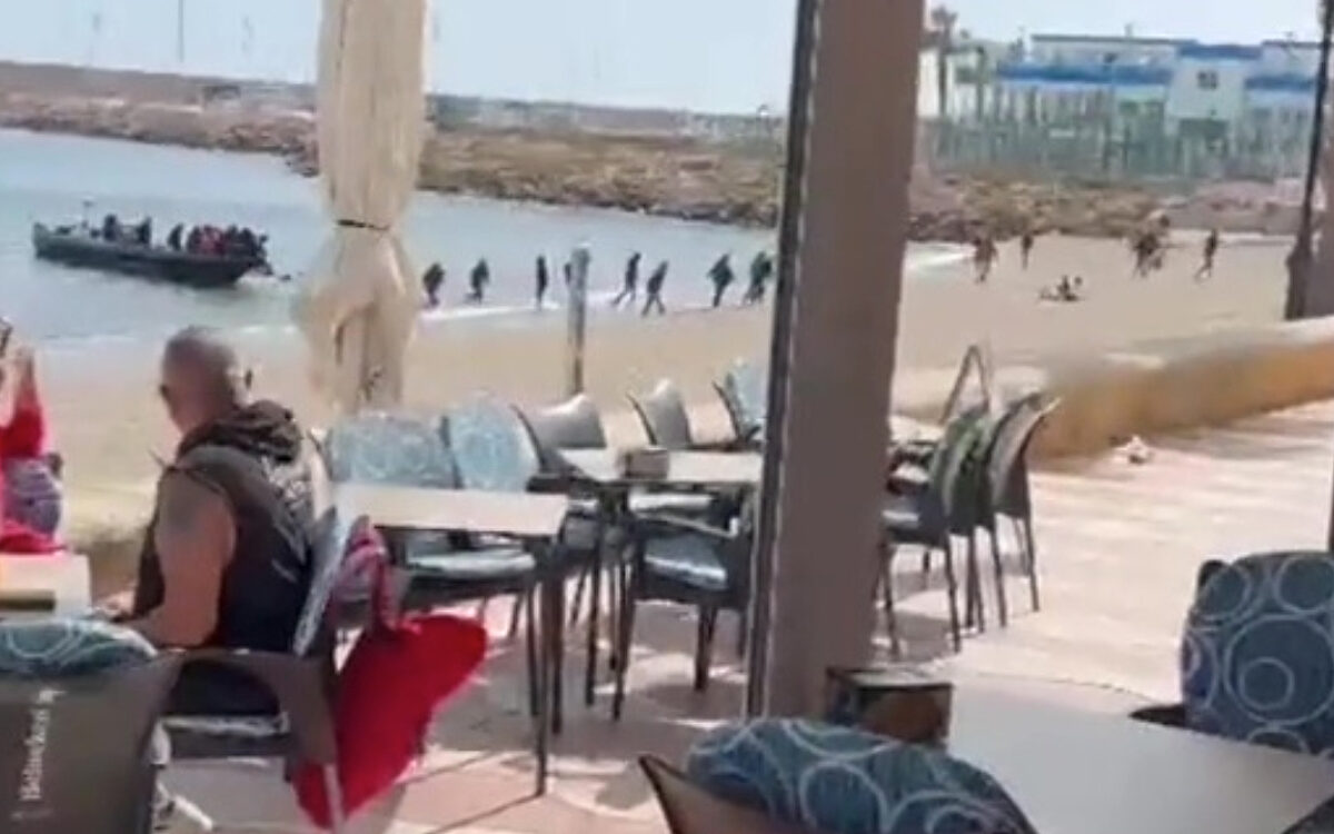 Boot vol illegale vluchtelingen landt op het strand van Roquetas de Mar in Spanje
