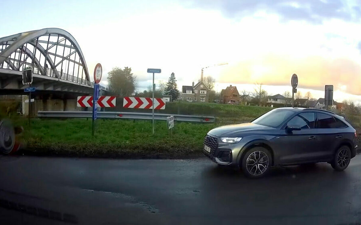 Belgische wielrenners maken ruzie met automobilist die van rechts komt
