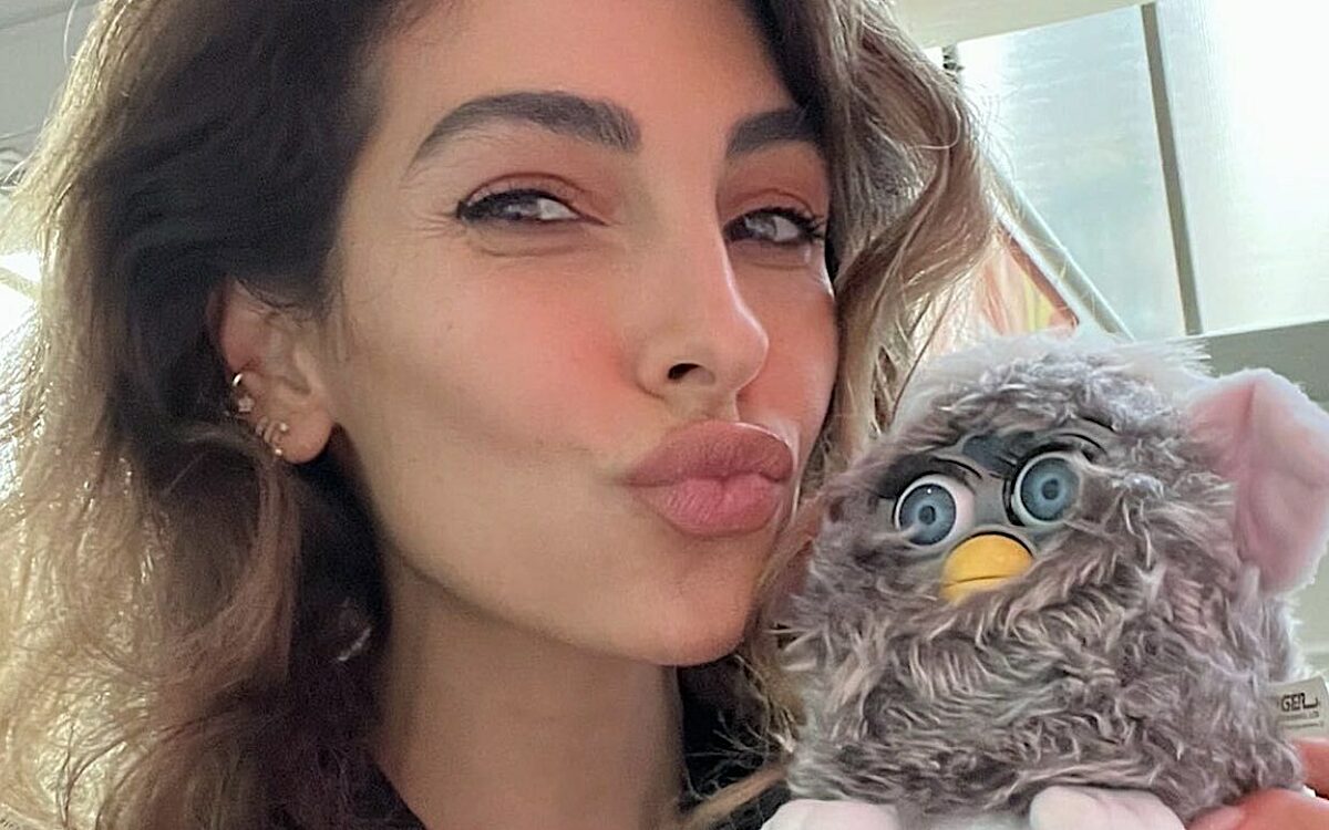 Anna Nooshin is zwanger, laat meteen enorme buik aan de wereld zien