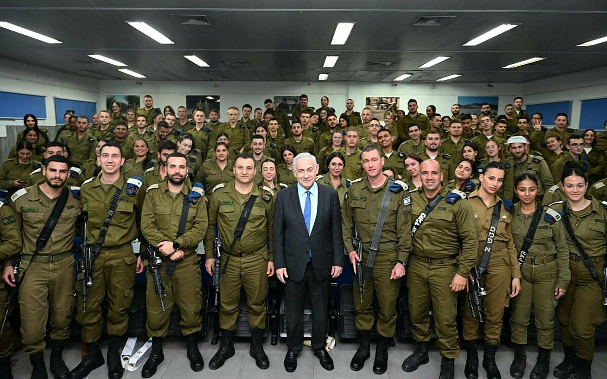 Zien: Netanyahu plaatst stoere foto met gewapende legertroepen