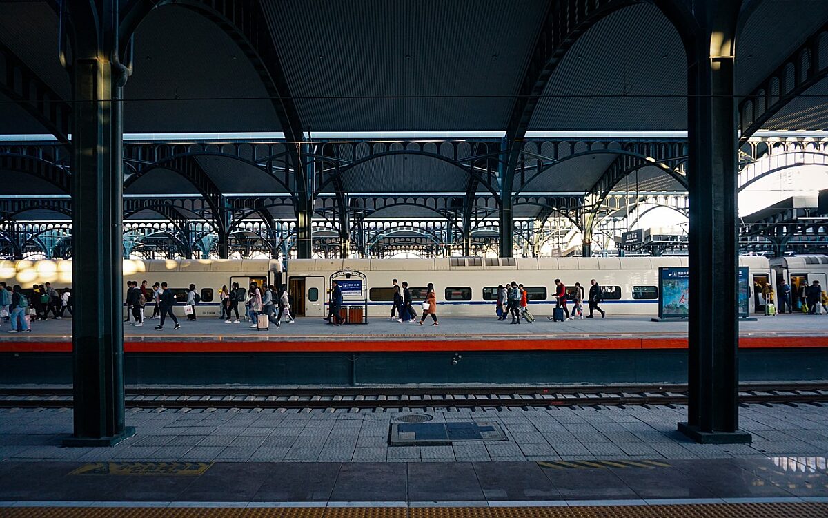 Beveiligingscamera's tonen hoe een man wordt doodgeschoten op druk treinstation in Frankfurt