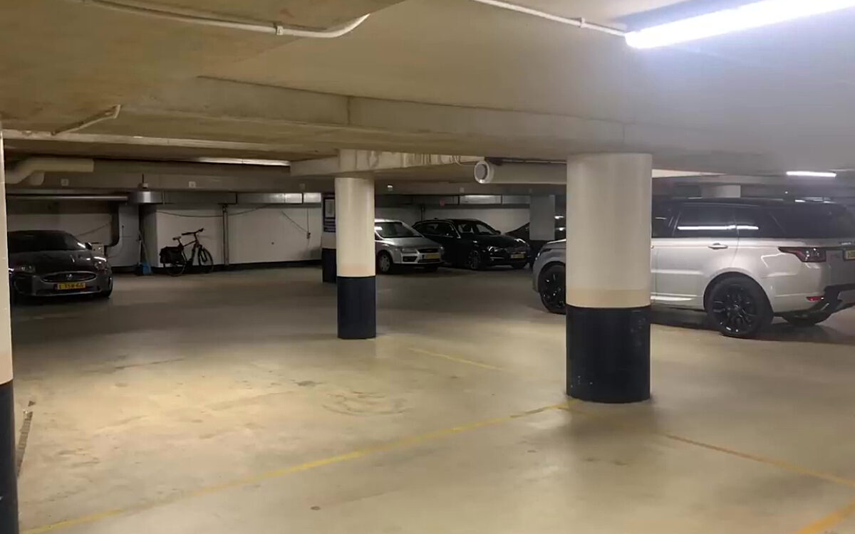 Bizar: Parkeerplaats in Amsterdam voor exorbitant bedrag te koop