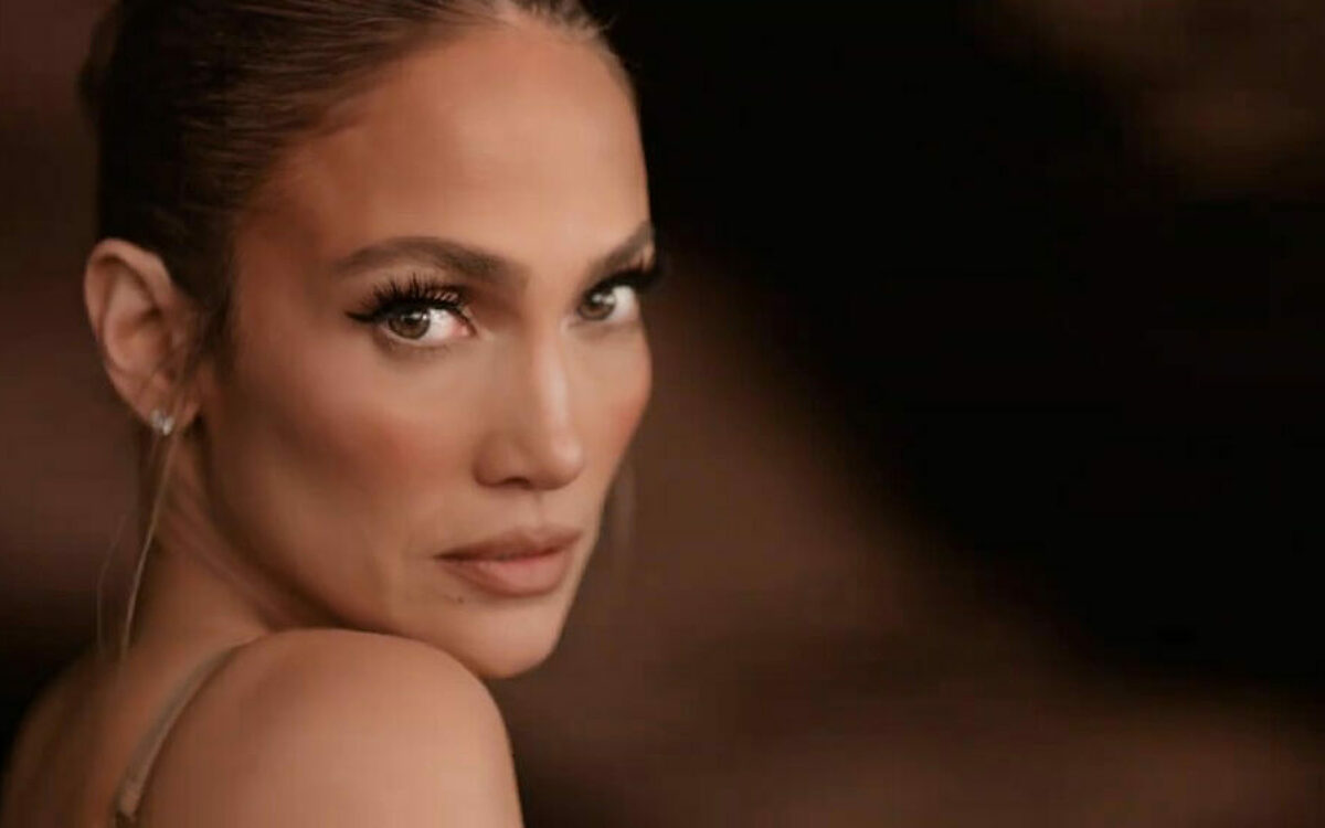 Zien: Jennifer Lopez knalt in reclame voor lingeriemerk