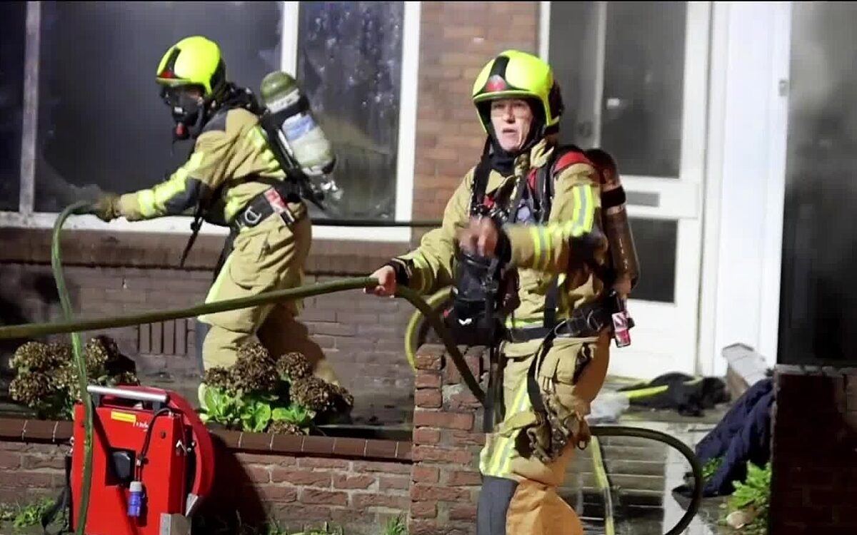 Brandweer redt hondje bij grote brand in 's-Gravenzande