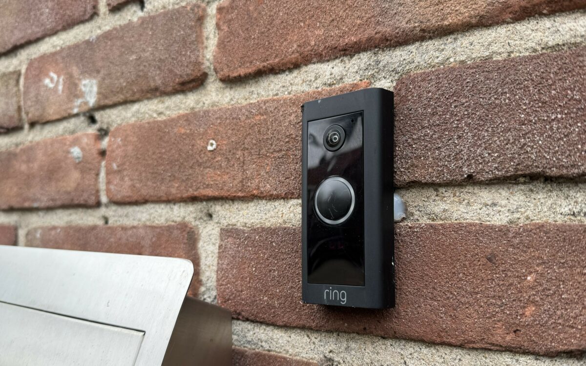 Man bevredigt zich meerdere keren voor deurbelcamera van buurvrouw