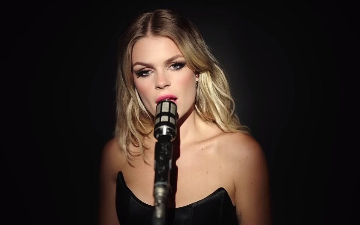 Video: Davina Michelle maakt indruk met spectaculaire cover van Lionel Richie