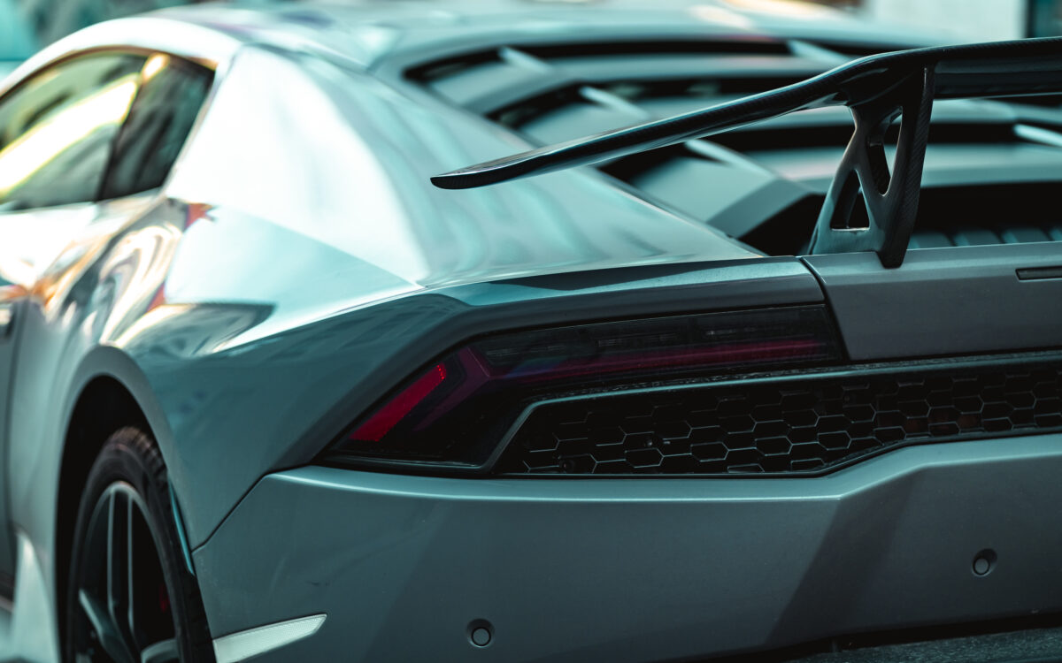 Gladheid eist tol: Lamborghini rijdt in vangrail bij Eersel