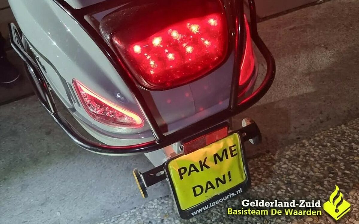 Scooterrijder daagt politie uit met opmerkelijk kenteken