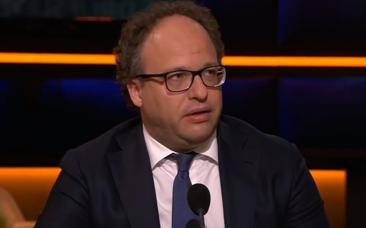 NS-baas Wouter Koolmees door het stof na sigaret in rookvrije zone station