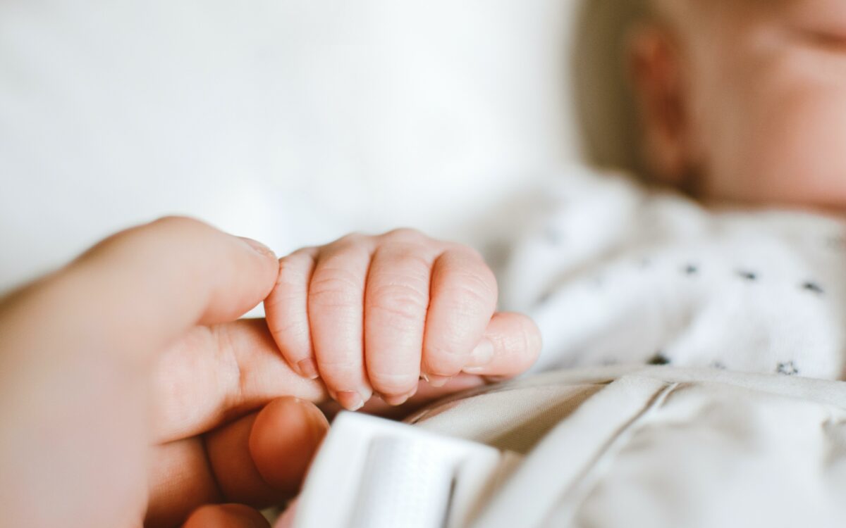 Man zonder kinderen geniet van vaderschapsverlof met behulp van gegoogelde foto van baby