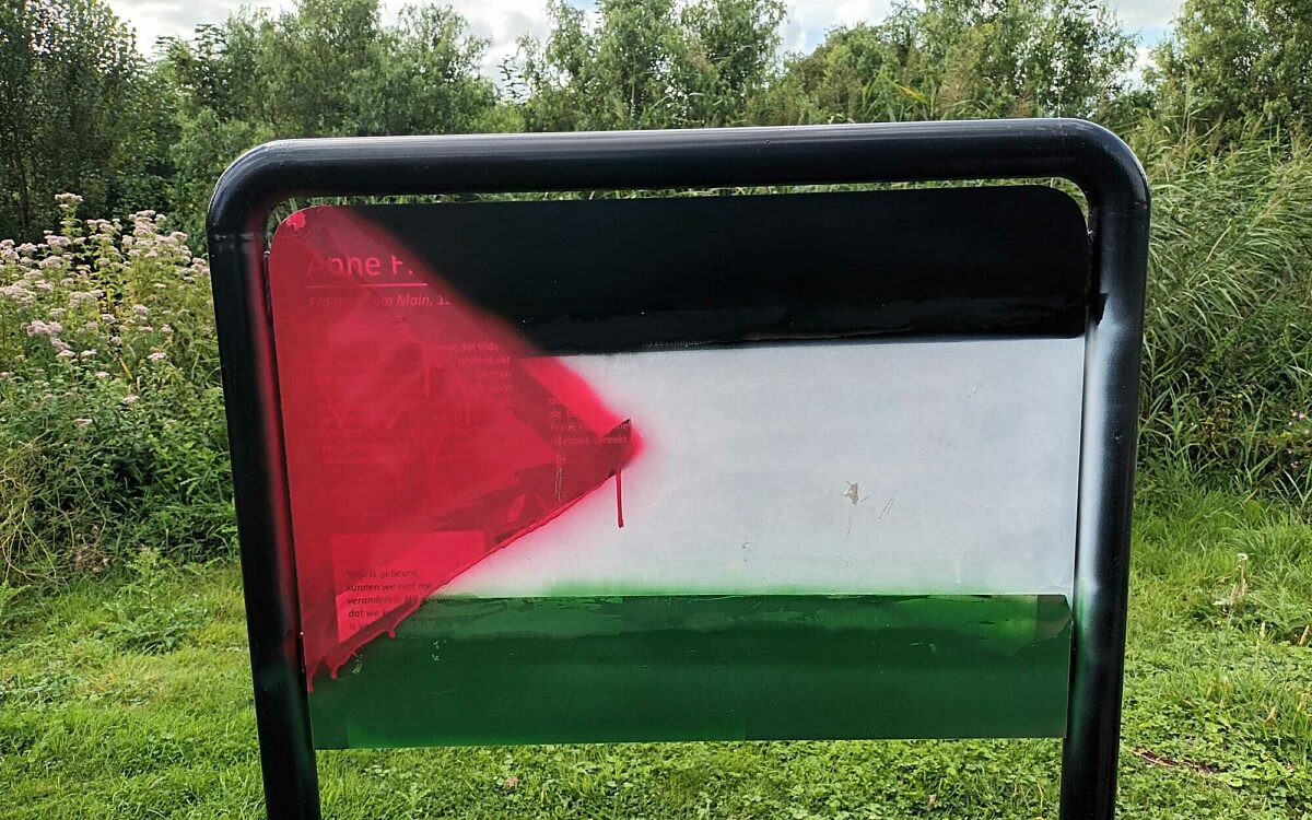 Informatiebord Anne Frank in Gouda beklad met Palestijnse vlag