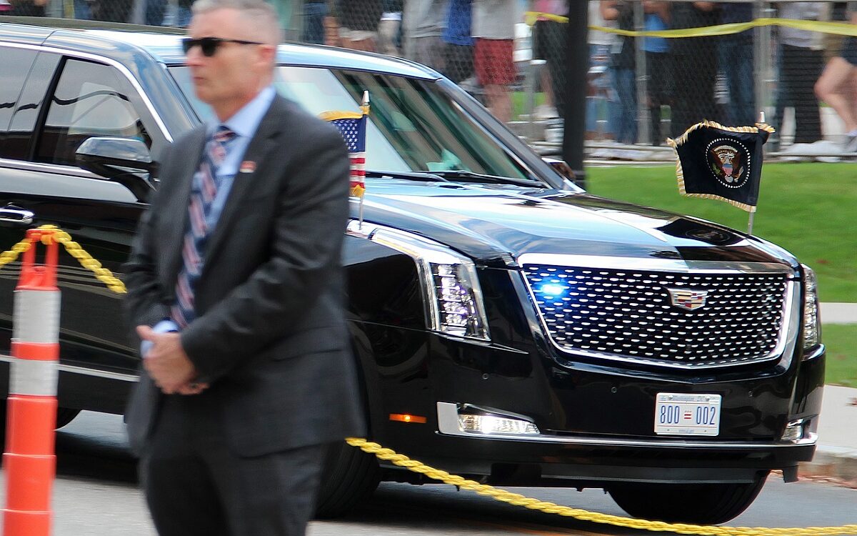 Auto rijdt in op konvooi Joe Biden, president en vrouw ongedeerd