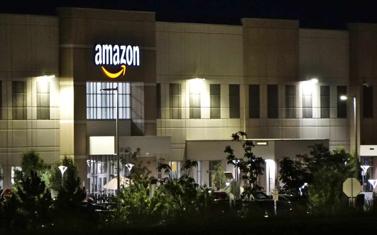 Amazon bestraft medewerkers die te veel thuiswerken