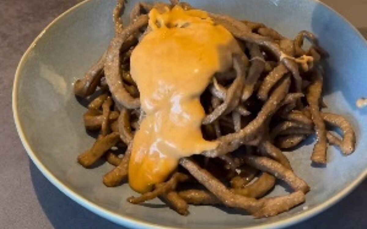 Foodblogger shockeert met 'frikandelspaghetti'