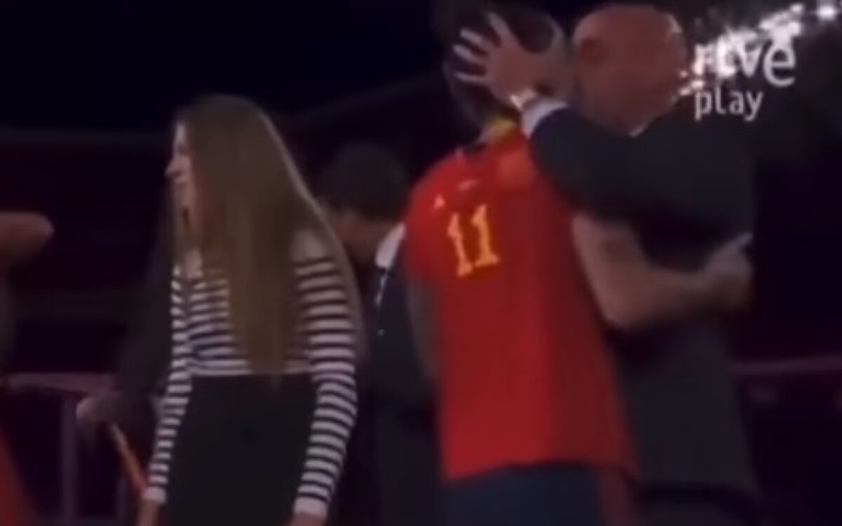 FIFA schorst Luis Rubiales 3 jaar voor ongewenste kus