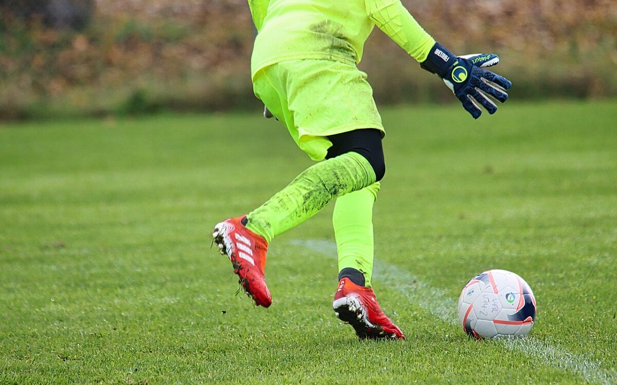 Amsterdamse voetbalclub stelt non-binaire keeper op ondanks verbod KNVB